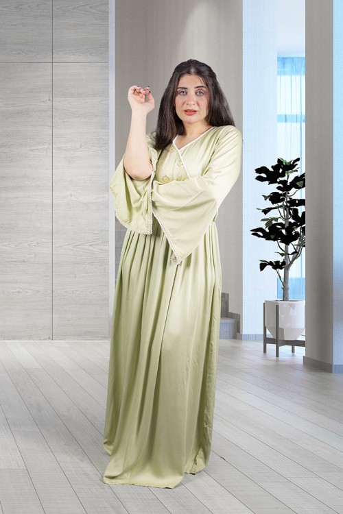 جلابية نسائي أنيقة لون تفاحي قصة الصدرمثلثة بأطراف باللون الأبيض على الصدر و الأكمام وتطريز ذهبي على الصدر وحزام منفصل مطرز على الخصر