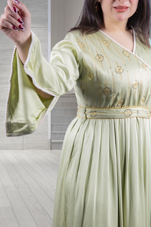 جلابية نسائي أنيقة لون تفاحي قصة الصدرمثلثة بأطراف باللون الأبيض على الصدر و الأكمام وتطريز ذهبي على الصدر وحزام منفصل مطرز على الخصر