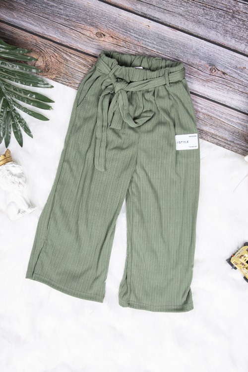 بنطلون بناتي واسع أنيق لون أخضر بجيوب من الأمام و رباط على الخصر 