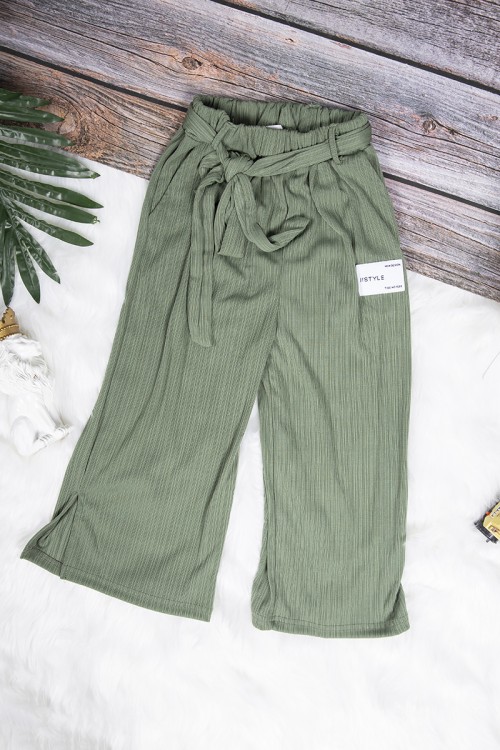بنطلون بناتي واسع أنيق لون أخضر بجيوب من الأمام و رباط على الخصر 