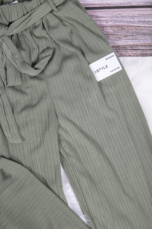 بنطلون بناتي واسع أنيق لون أخضر بجيوب من الأمام و رباط على الخصر 