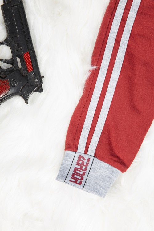 بنطلون بناتي رياضي أنيق لون أحمر بخطوط باللون الرمادي بجيوب من الأمام و رباط على الخصر