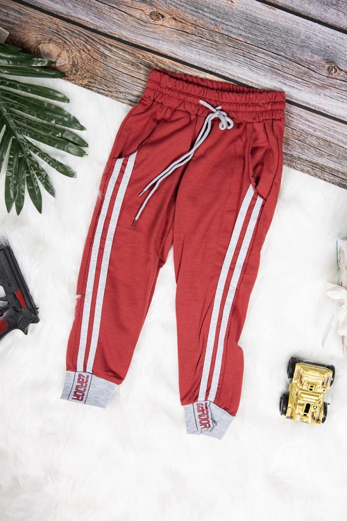 بنطلون بناتي رياضي أنيق لون أحمر بخطوط باللون الرمادي بجيوب من الأمام و رباط على الخصر