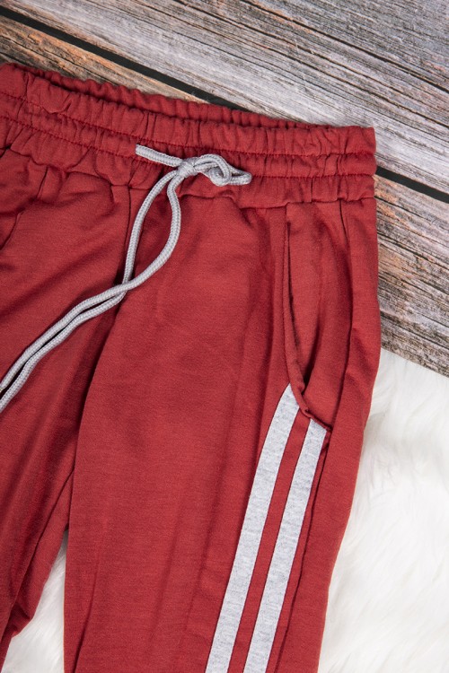 بنطلون بناتي رياضي أنيق لون أحمر بخطوط باللون الرمادي بجيوب من الأمام و رباط على الخصر