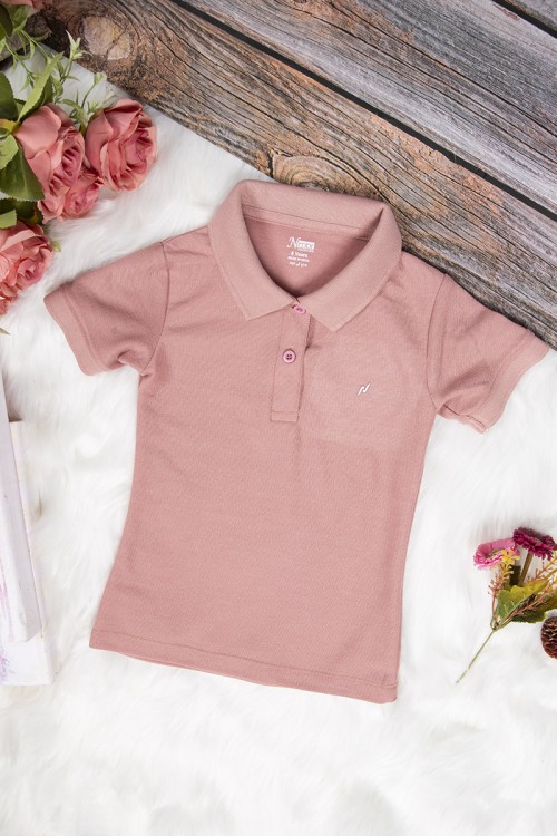 تيشرت بناتي انيق لون لحمي أكمام قصيرة و ياقة بأزرار من الأمام 