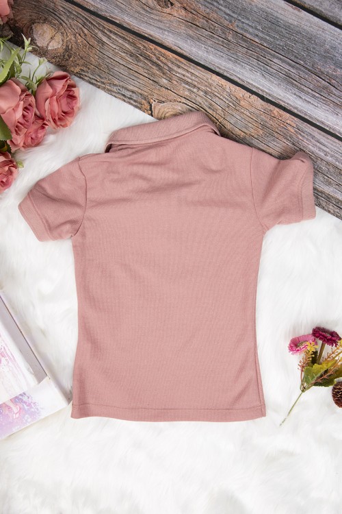 تيشرت بناتي انيق لون لحمي أكمام قصيرة و ياقة بأزرار من الأمام 