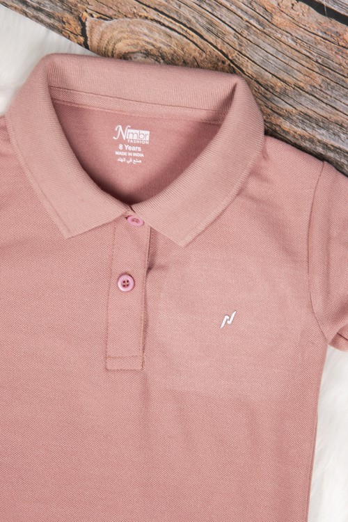 تيشرت بناتي انيق لون لحمي أكمام قصيرة و ياقة بأزرار من الأمام 