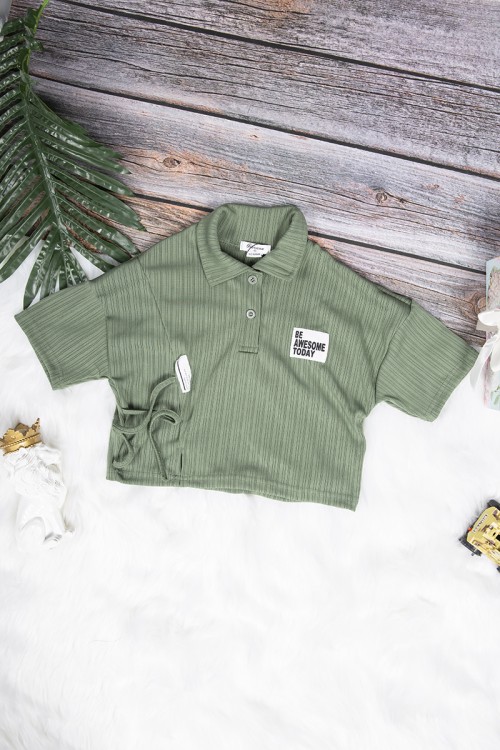 بلوزة بناتي لون أخضر أكمام قصيرة بياقة وأزرار وشعار ابيض من الأمام 