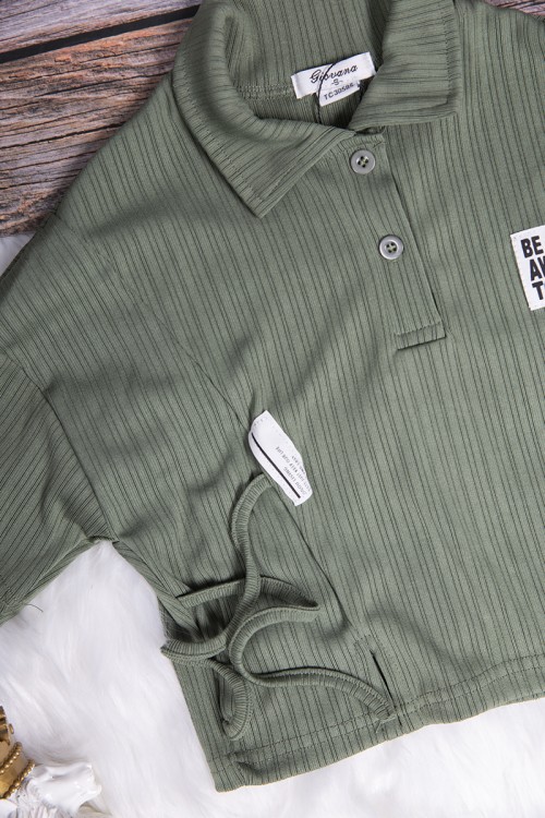 بلوزة بناتي لون أخضر أكمام قصيرة بياقة وأزرار وشعار ابيض من الأمام 