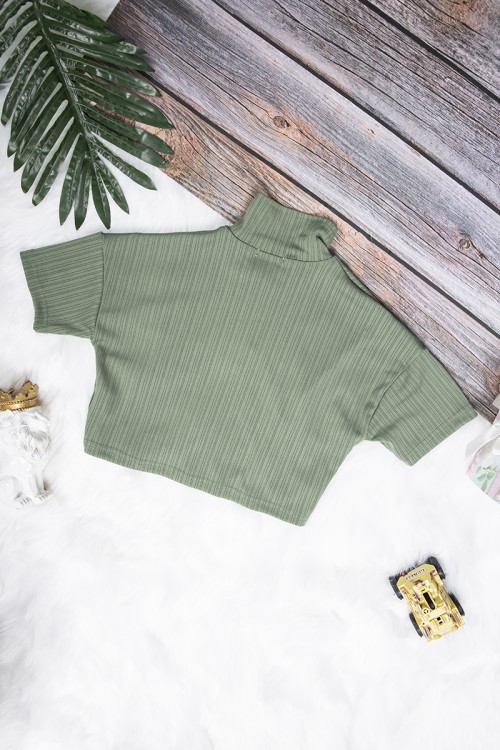 بلوزة بناتي لون أخضر أكمام قصيرة بياقة وأزرار وشعار ابيض من الأمام 