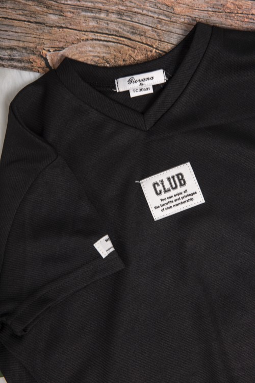 بلوزة بناتي لون أسود أكمام قصيرة قصة الصدر سبعة وشعار ابيض من الأمام 