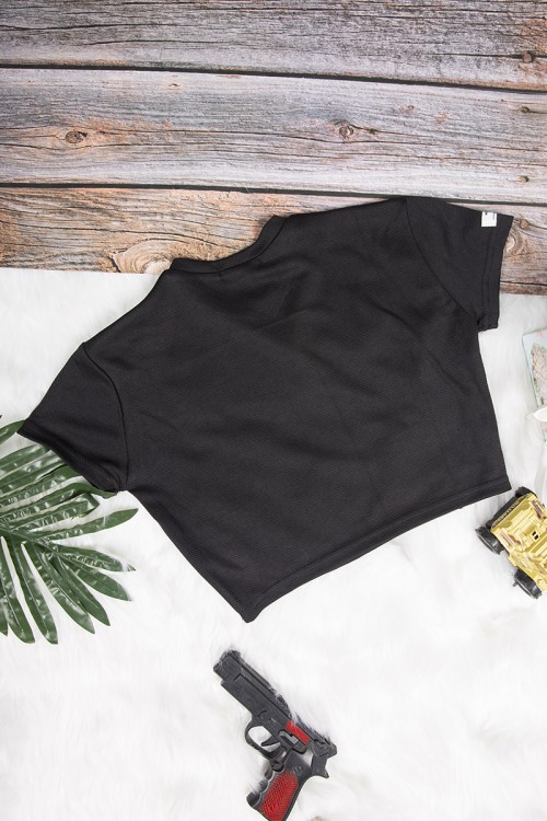 بلوزة بناتي لون أسود أكمام قصيرة قصة الصدر سبعة وشعار ابيض من الأمام 