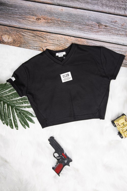 بلوزة بناتي لون أسود أكمام قصيرة قصة الصدر سبعة وشعار ابيض من الأمام 