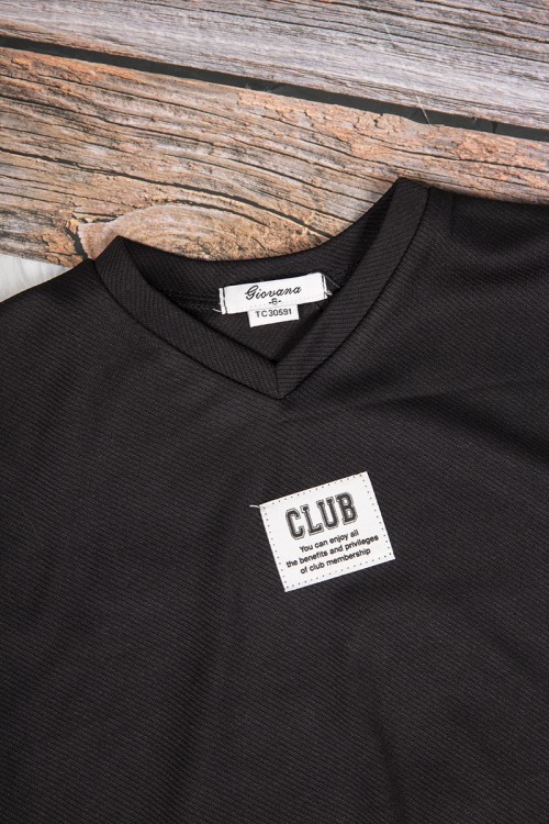 بلوزة بناتي لون أسود أكمام قصيرة قصة الصدر سبعة وشعار ابيض من الأمام 