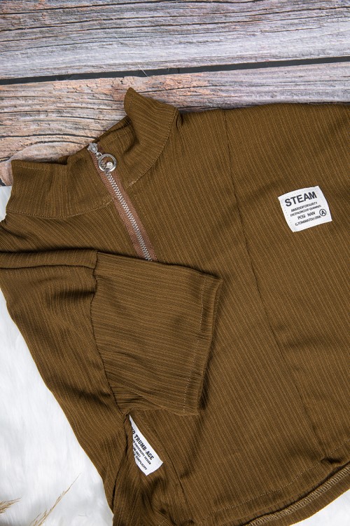 بلوزة بناتي لون بني أكمام قصيرة قصة الصدر سبعة وشعار ابيض من الأمام