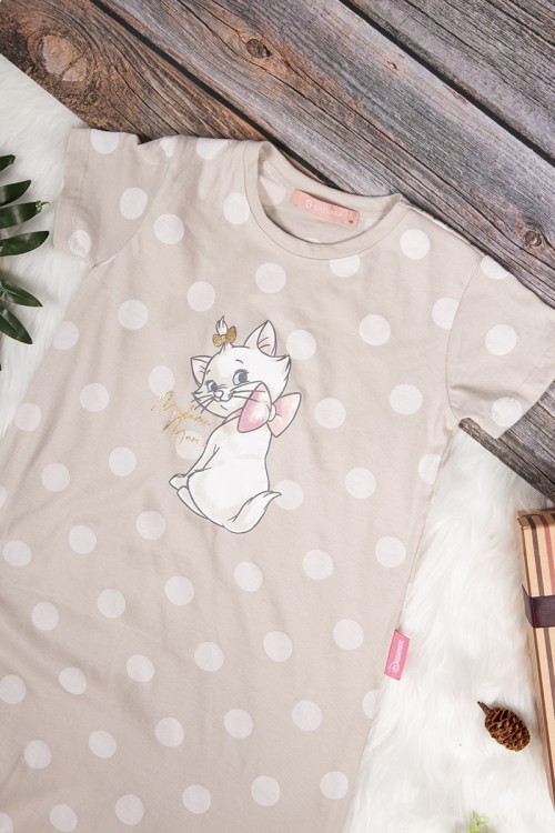 قميص بناتي طويل بأكمام قصيرة  لون لحمي منقط باللون الأبيض برسمة لولو كيتي من الأمام