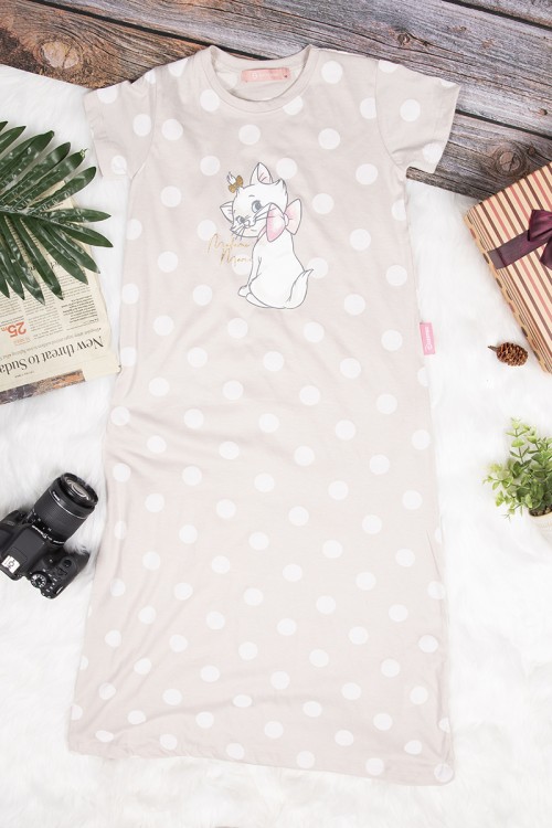 قميص بناتي طويل بأكمام قصيرة  لون لحمي منقط باللون الأبيض برسمة لولو كيتي من الأمام