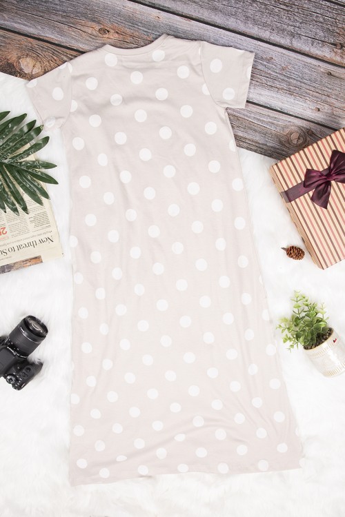 قميص بناتي طويل بأكمام قصيرة  لون لحمي منقط باللون الأبيض برسمة لولو كيتي من الأمام