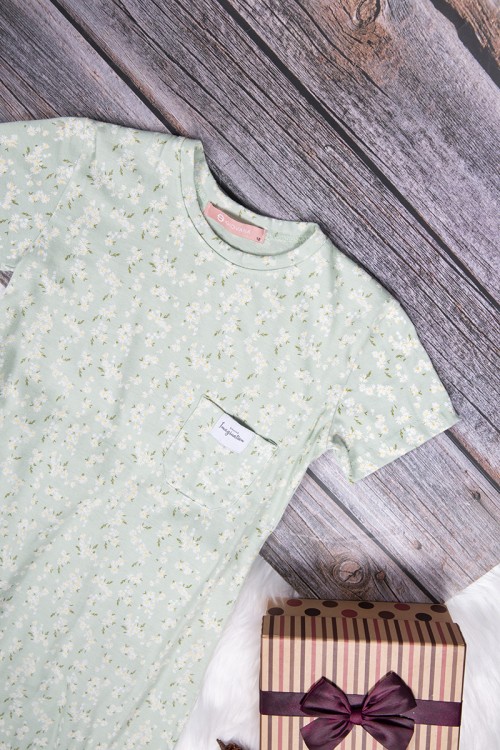 قميص بناتي طويل بأكمام قصيرة  لون مشجر رمادي و أسود و كتابة من الأمام 