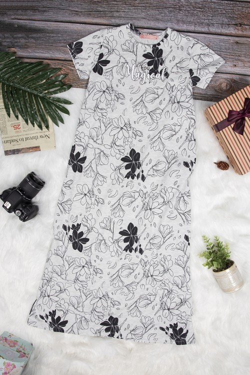 قميص بناتي طويل بأكمام قصيرة  لون مشجر رمادي و أسود و كتابة  من الأمام 