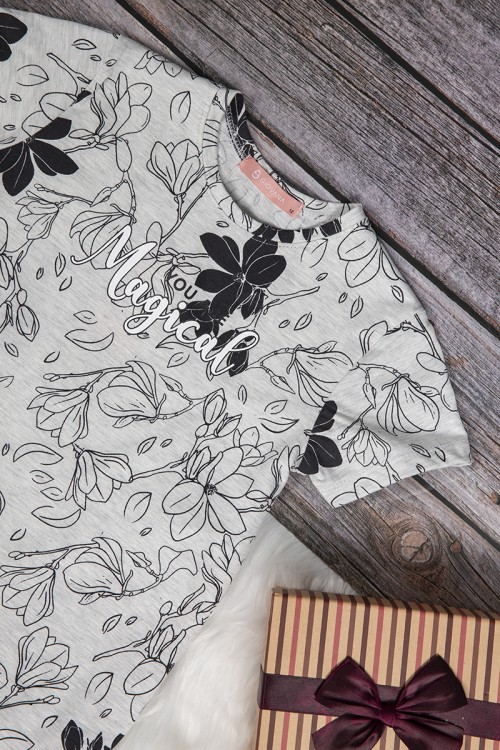 قميص بناتي طويل بأكمام قصيرة  لون مشجر رمادي و أسود و كتابة  من الأمام 