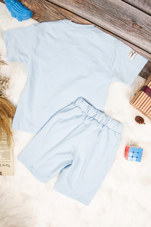 طقم بناتي أنيق قطعتين لون سماوي تيشرت أكمام قصيرة بكتابات من الأمام و شورت قصير برباط على الخصر