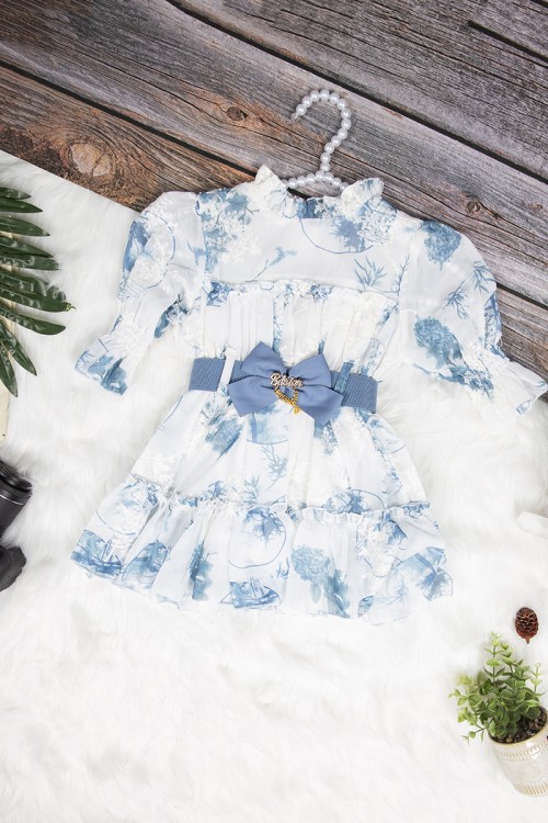 طقم بناتي أنيق قطعتين قميص لون أبيض مشجر بالأزرق بحزام وبنطلون واسع باللون الأزرق و رباط على الخصر