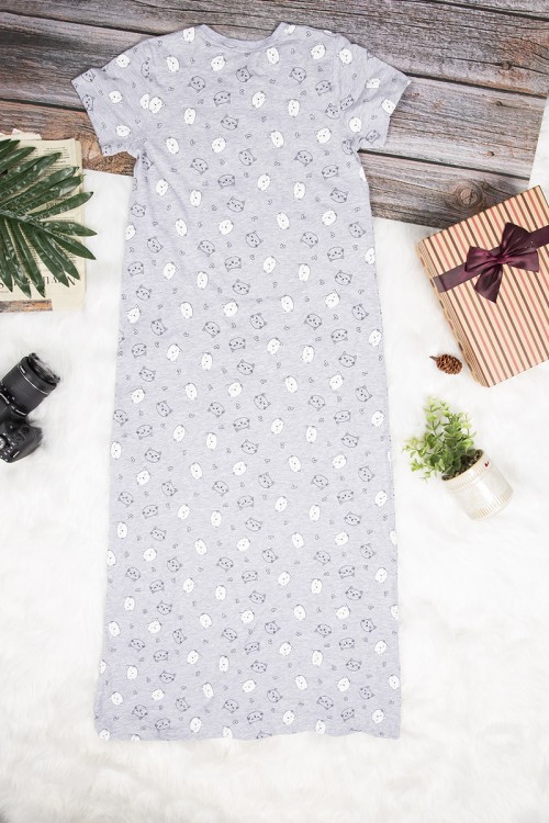 قميص بناتي طويل لون رمادي بأكمام قصيرة وطبعات على شكل قطة لون أبيض و أسود و كتابة  من الأمام 