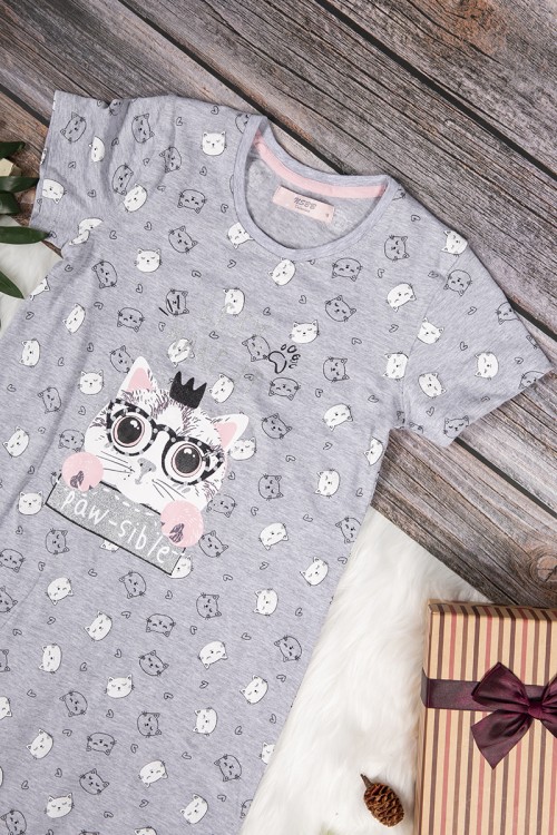 قميص بناتي طويل لون رمادي بأكمام قصيرة وطبعات على شكل قطة لون أبيض و أسود و كتابة  من الأمام 