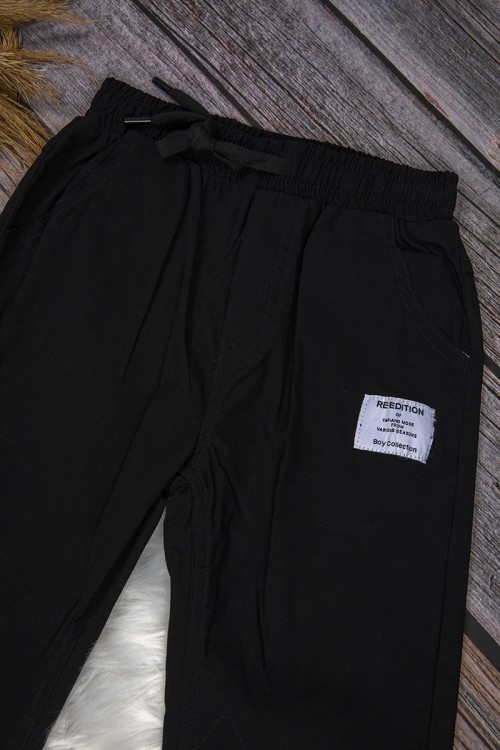 طقم ولادي قطعتين أنيق تي شيرت لون بيج بكتابات من الأمام وبنطلون أسود طويل برباط على الخصر