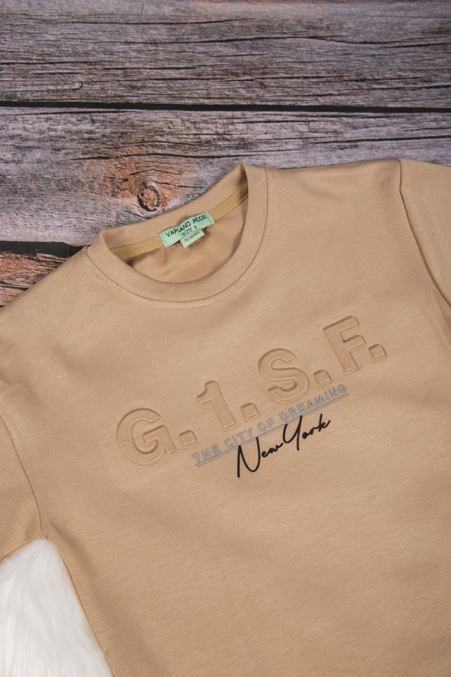 طقم ولادي قطعتين أنيق تي شيرت لون بيج بكتابات من الأمام وبنطلون أسود طويل برباط على الخصر