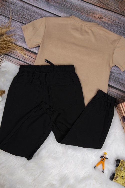 طقم ولادي قطعتين أنيق تي شيرت لون بيج بكتابات من الأمام وبنطلون أسود طويل برباط على الخصر