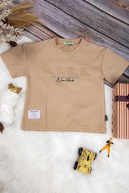 طقم ولادي قطعتين أنيق تي شيرت لون بيج بكتابات من الأمام وبنطلون أسود طويل برباط على الخصر