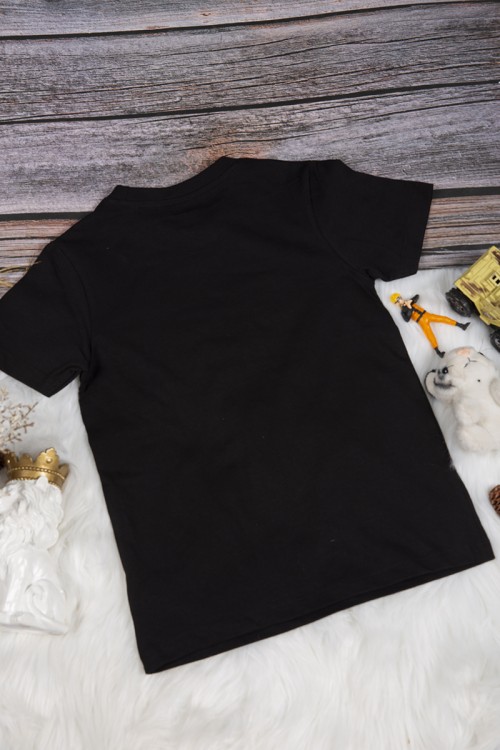 تي شيرت ولادي أنيق لون أسود بكتابات من الأمام باللون الأبيض و الأحمر