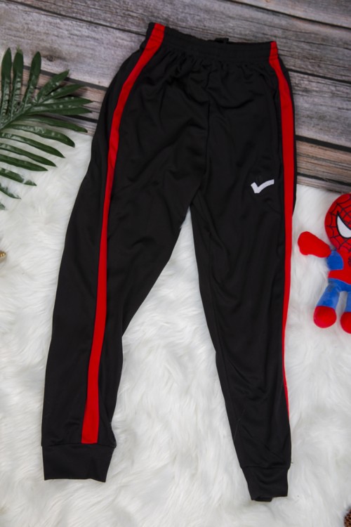 طقم ولادي رياضي قطعتين تي شيرت لون احمر وكحلي أكمام قصيرة وبنطلون أسود بخطوط أحمر بمطاط من الخصر