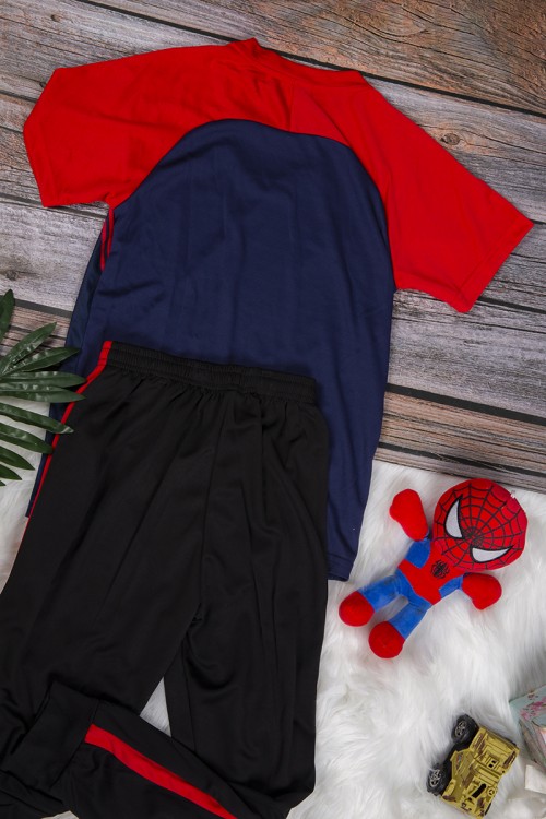 طقم ولادي رياضي قطعتين تي شيرت لون احمر وكحلي أكمام قصيرة وبنطلون أسود بخطوط أحمر بمطاط من الخصر