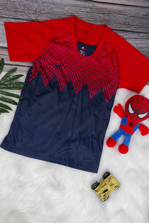 طقم ولادي رياضي قطعتين تي شيرت لون احمر وكحلي أكمام قصيرة وبنطلون أسود بخطوط أحمر بمطاط من الخصر