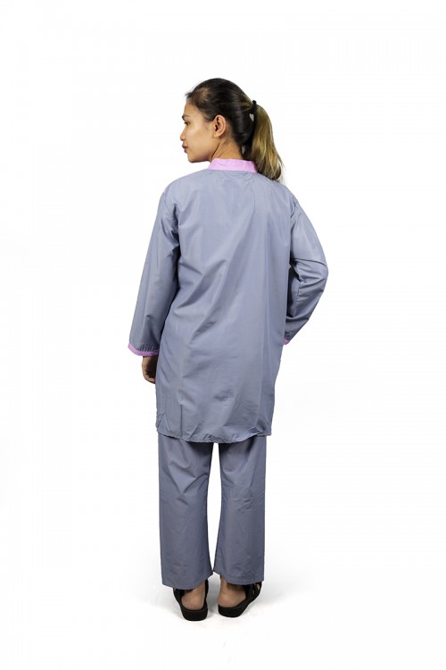 زي عاملات يتميز بسحاب واكمام طويلة مع جيوب أمامية