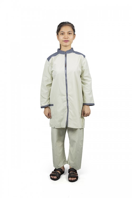 زي عاملات يتميز بسحاب واكمام طويلة مع جيوب أمامية