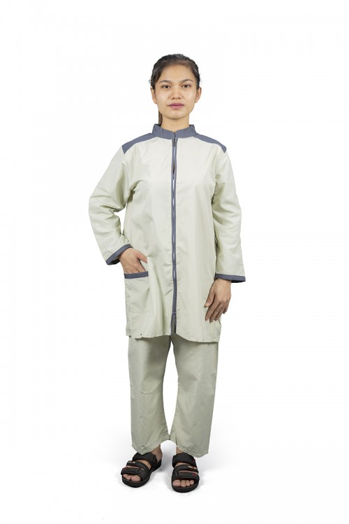 زي عاملات يتميز بسحاب واكمام طويلة مع جيوب أمامية