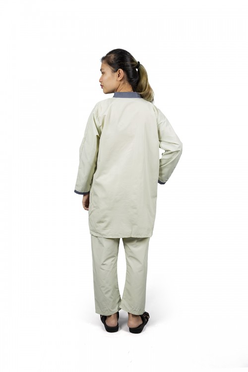 زي عاملات يتميز بسحاب واكمام طويلة مع جيوب أمامية