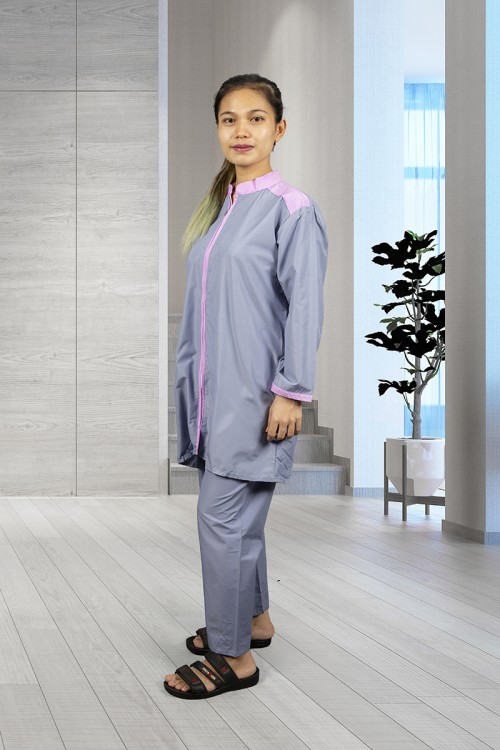 زي عاملات يتميز بسحاب واكمام طويلة مع جيوب أمامية