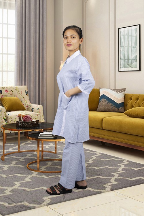 زي عاملة قطعتين قماش مقلم بأطراف باللون الأبيض أكمام قصيرة وياقة بسحاب وجيوب من الأمام