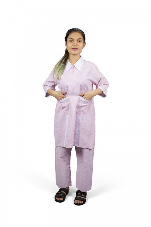 زي عاملة قطعتين قماش مقلم بأطراف باللون الأبيض أكمام قصيرة وياقة بسحاب وجيوب من الأمام