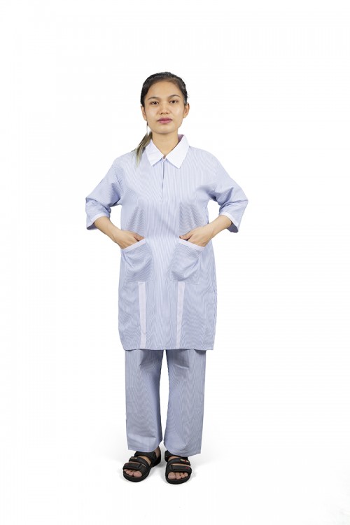 زي عاملة قطعتين قماش مقلم بأطراف باللون الأبيض أكمام قصيرة وياقة بسحاب وجيوب من الأمام