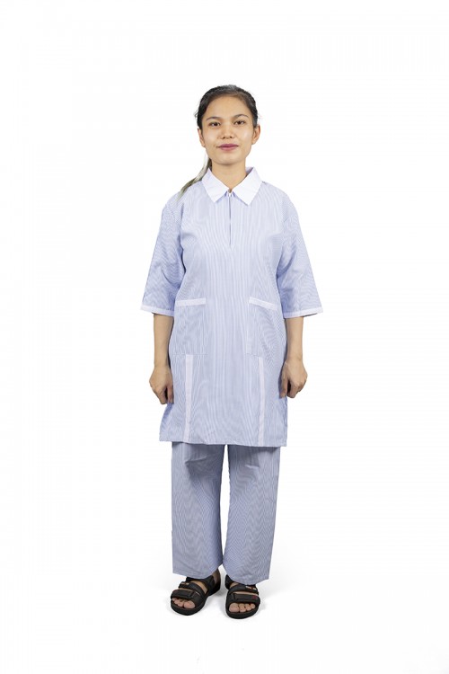 زي عاملة قطعتين قماش مقلم بأطراف باللون الأبيض أكمام قصيرة وياقة بسحاب وجيوب من الأمام