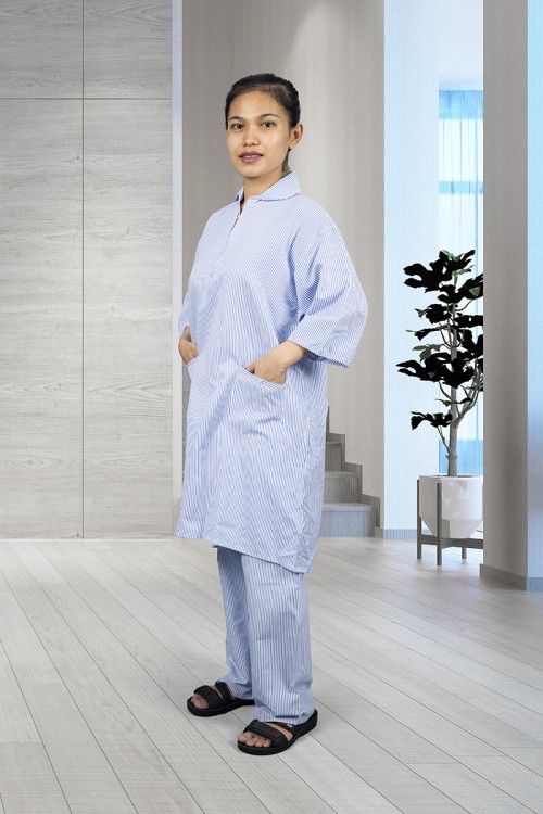 زي عاملة قطعتين قماش مقلم  أكمام قصيرة و ياقة بسحاب وجيوب من الأمام 