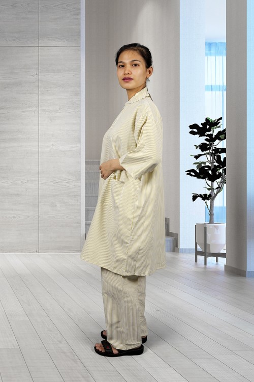 زي عاملة قطعتين قماش مقلم  أكمام قصيرة و ياقة بسحاب وجيوب من الأمام 