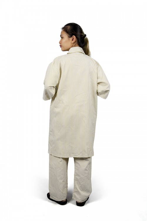 زي عاملة قطعتين قماش مقلم  أكمام قصيرة و ياقة بسحاب وجيوب من الأمام 