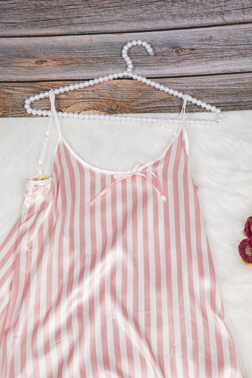 قميص نوم لانجري نسائي قصير  قماش ساتان مخطط مع شيفون ورباط على الخصر